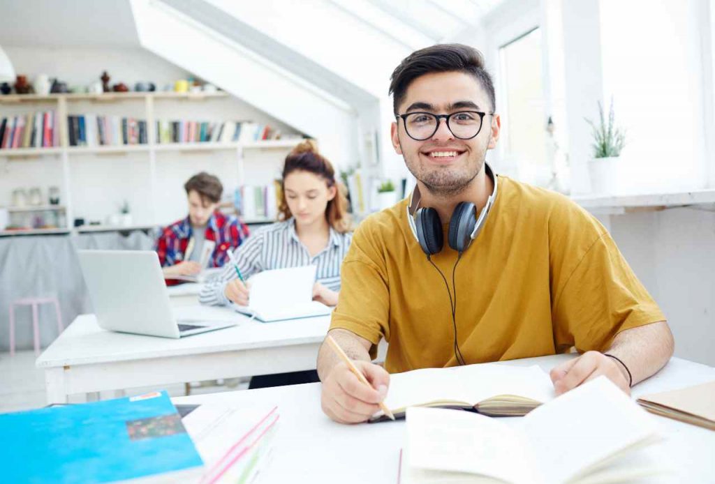 Joven en un curso de alemán en Colonia