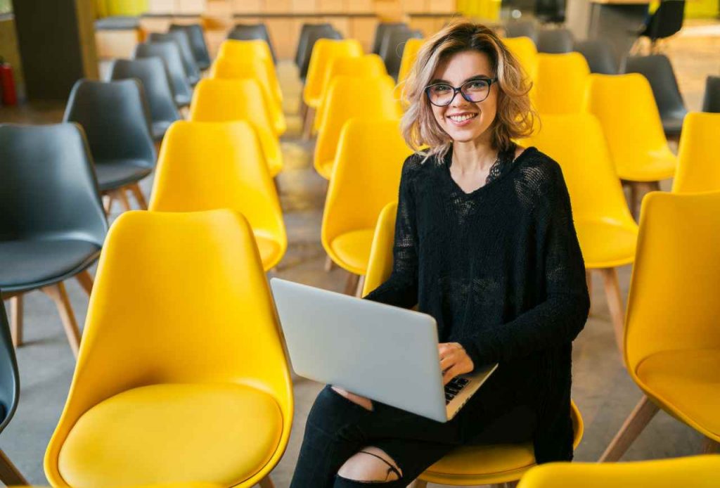 Mujer en un curso de alemán en Stuttgart