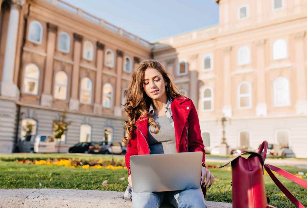 Mujer estudiando arquitectura en Alemania