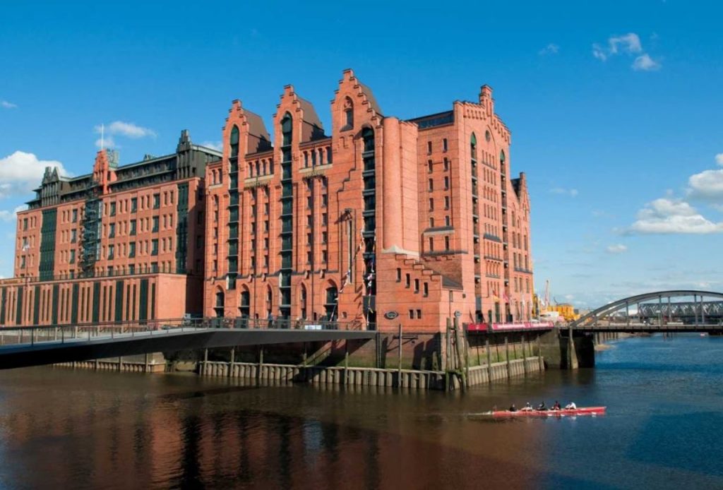 Museo marítimo Hamburgo fachada naranja al lado del rio