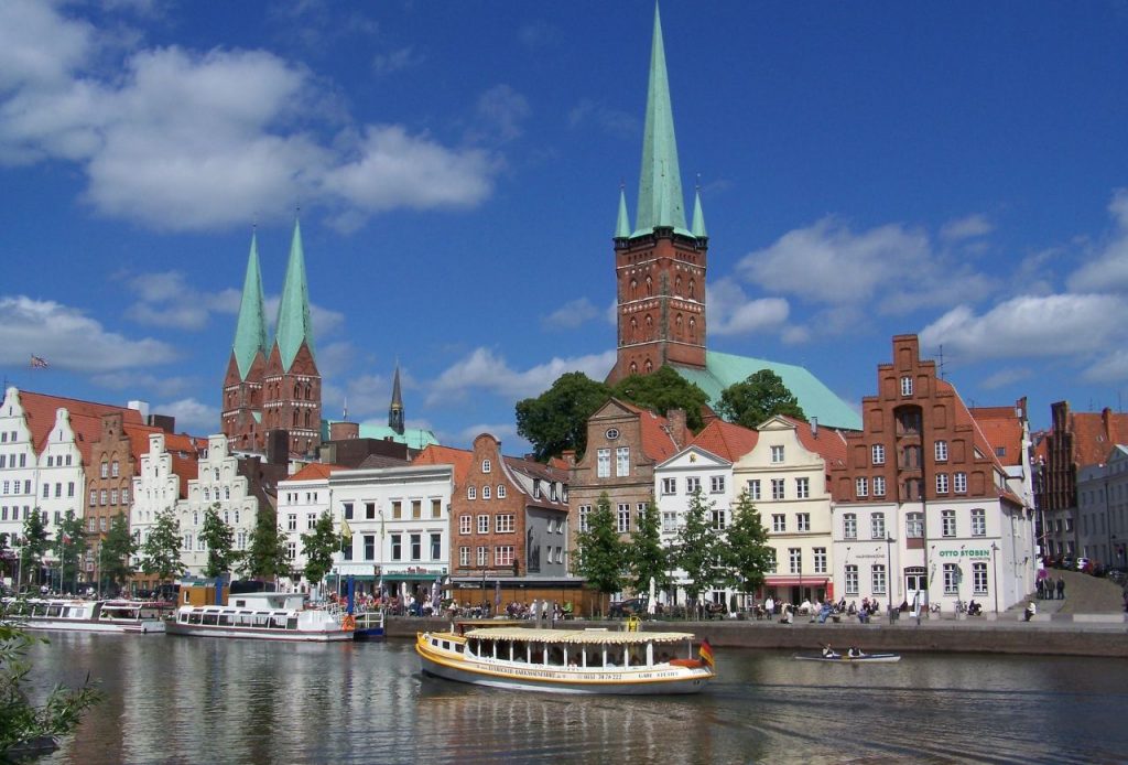 Panorámica de la ciudad de Lübeck en verano