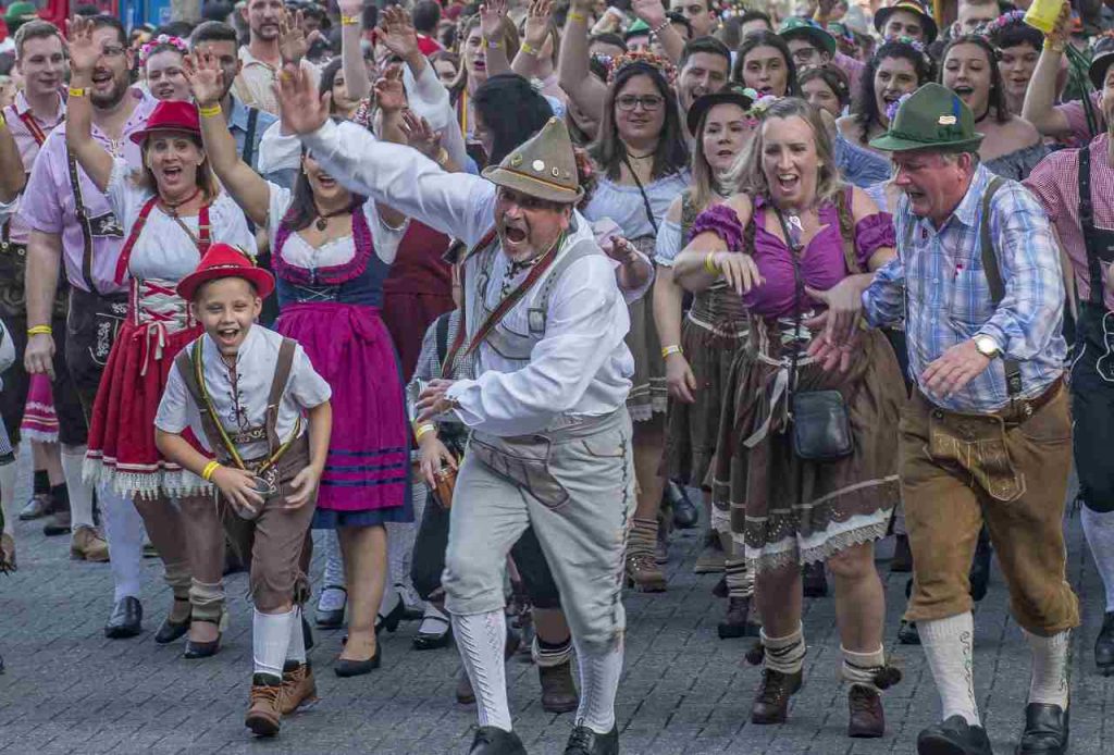 Alemanes disfrutando el oktoberfest Múnich Alemania