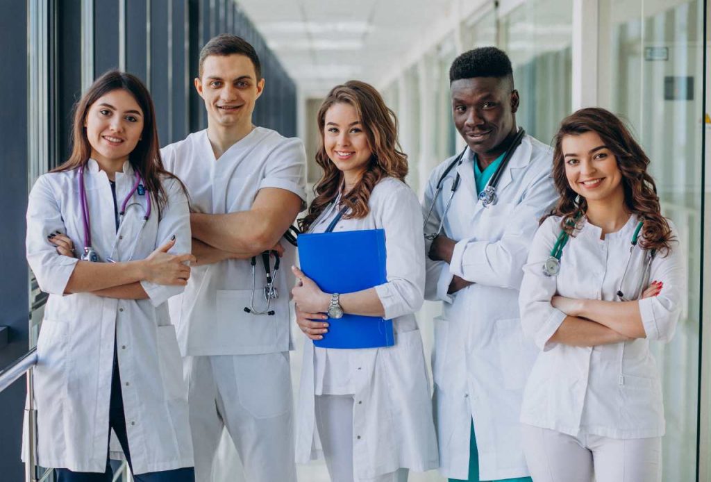Médicos en Alemania sonrientes vestidos de blanco y con un estetoscopio