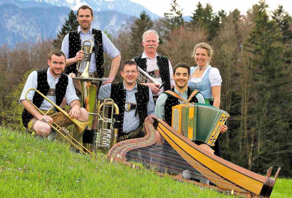 Típicos Músicos alemanes con instrumentos musicales